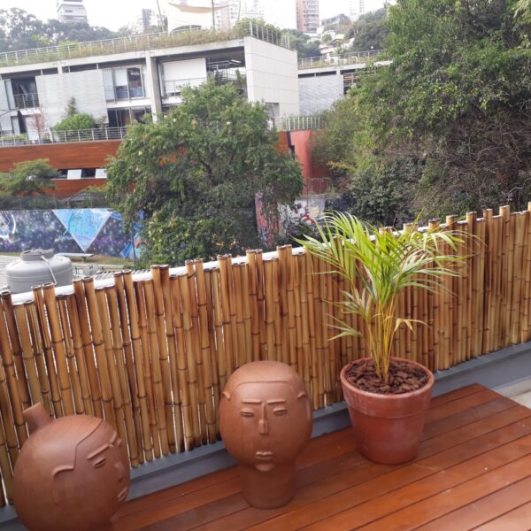 Cerca de bambu fracionada