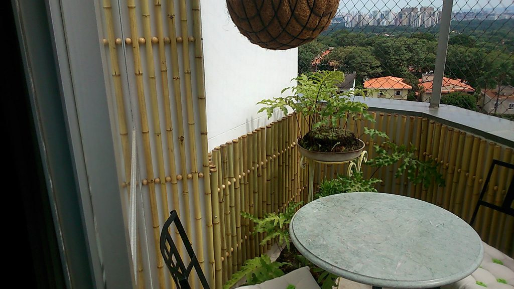 Cerca de bambu fracionada com separadores