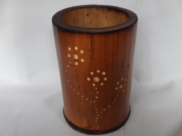 Vaso de bambu mosso escurecido a fogo com desenho em baixo relevo
