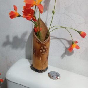 Vaso de bambu mosso tradado escuro com corte em folha