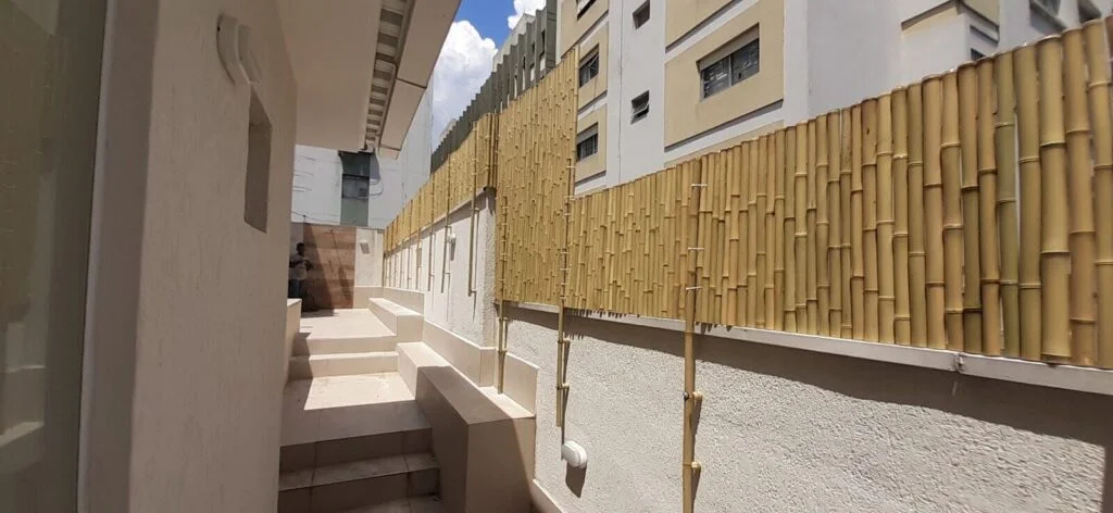 Cercado de bambu com calço em cima do muro 1 Cerca De Bambu Com Calço