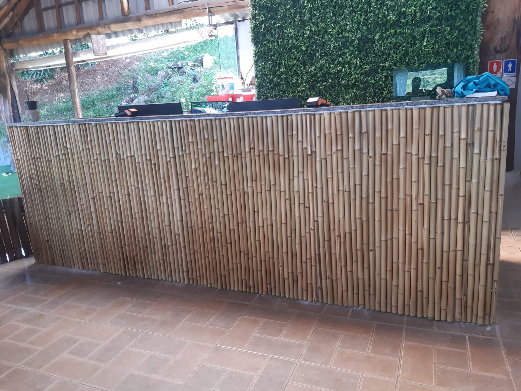 Painel decorando balcão de restaurante